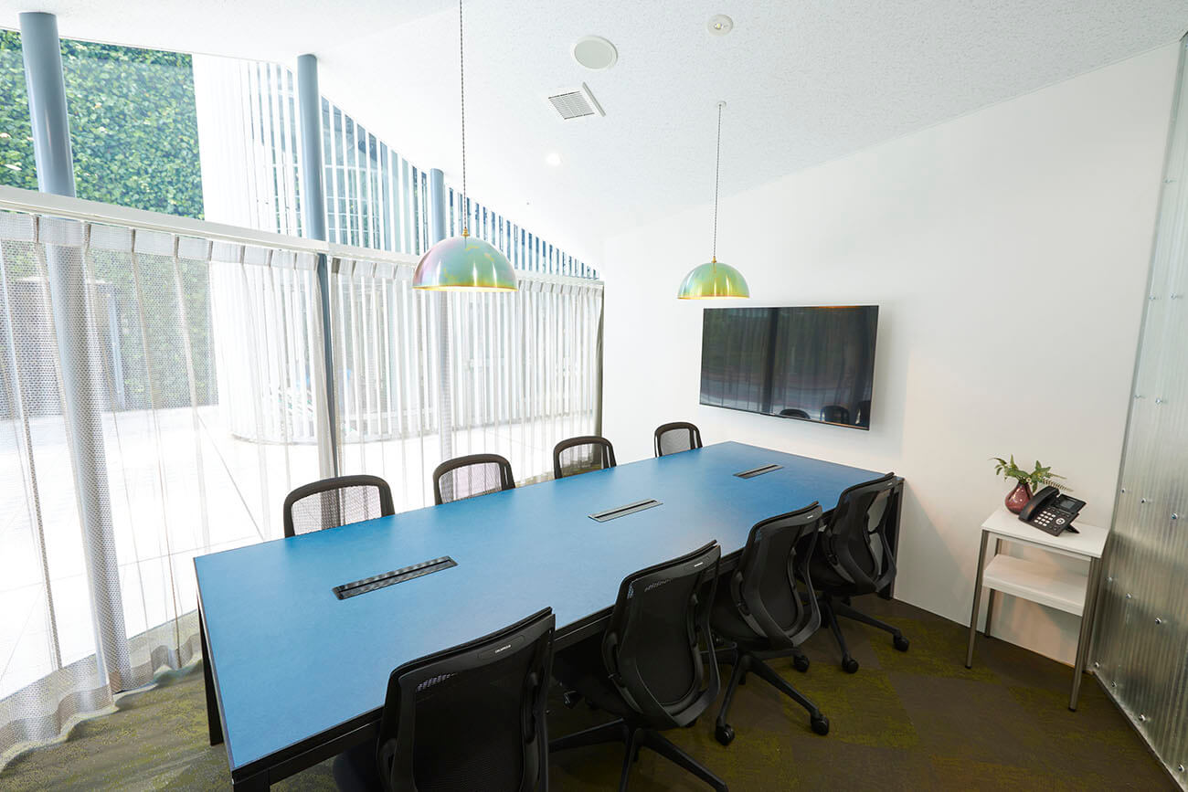 大切な商談や採用面接などに最適な会議室を完備